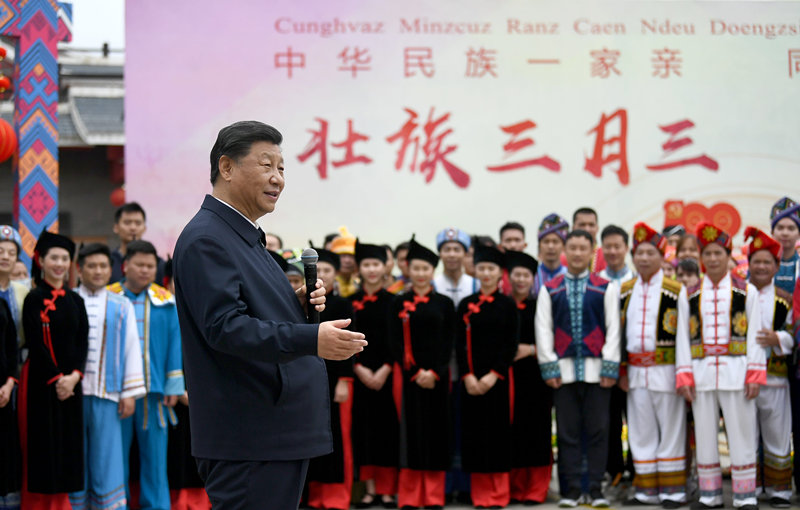 2021年4月27日，習(xí)近平總書記在南寧市廣西民族博物館外，同參加三月三“歌圩節(jié)”民族文化活動的各族群眾親切交流。