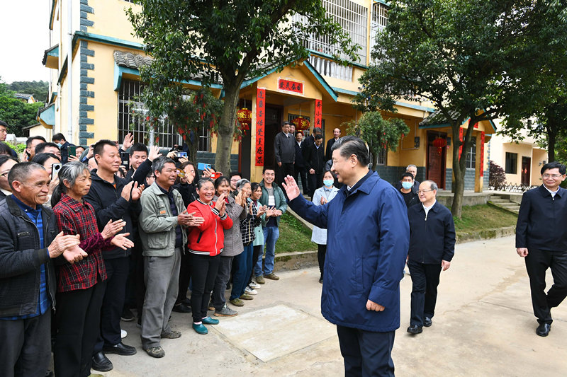 2021年4月25日，習(xí)近平總書記在桂林市全州縣才灣鎮(zhèn)毛竹山村考察時，同鄉(xiāng)親們親切交流。