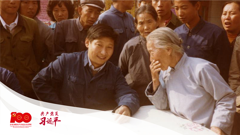 1983年，時任河北正定縣委書記習(xí)近平在大街上聽取來訪群眾的意見。