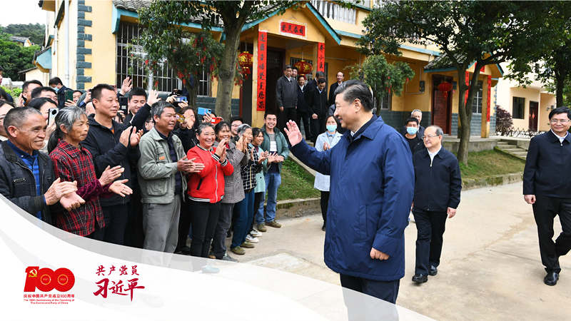 2021年4月25日，習近平總書記在桂林市全州縣才灣鎮(zhèn)毛竹山村考察時，同鄉(xiāng)親們親切交流。