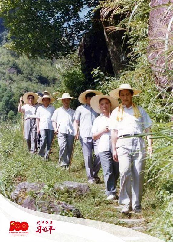 1989年7月19日，時任寧德地委書記的習近平一行前往壽寧縣下黨鄉(xiāng)調研。