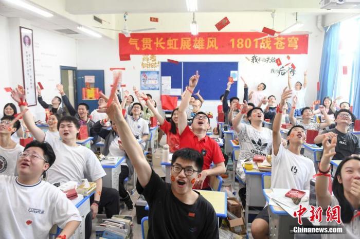 資料圖：6月6日，湖南長(zhǎng)沙同升湖實(shí)驗(yàn)學(xué)校教師與考生拋起紅包迎接高考。 楊華峰 攝