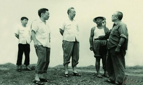 1978年8月，習仲勛（左三）在廣東惠陽農(nóng)村調研。習近平（左一）利用暑期時間參加社會實踐，隨同父親一起下鄉(xiāng)。