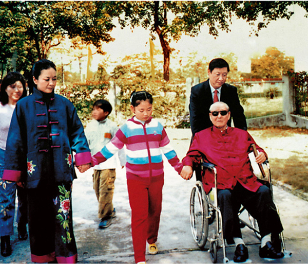 這是習近平一家三口和習仲勛在一起。