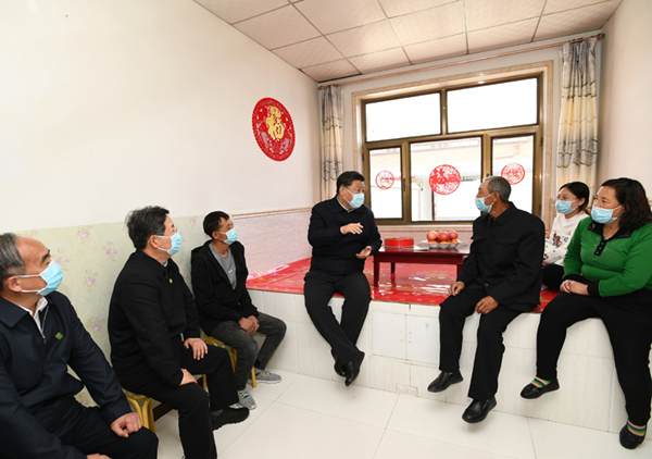 2020年5月11日，習近平在山西省大同市云州區(qū)西坪鎮(zhèn)坊城新村，同搬遷戶白高山一家人坐在炕沿兒上拉家常。