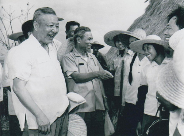 1980年8月底至9月初，習仲勛（左一）在廣東湛江農(nóng)村視察時與青年親切交談。