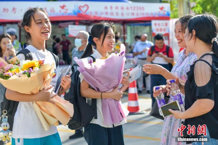 資料圖：6月10日，海南省海口市海南中學(xué)考點(diǎn)外，家長為剛剛走出考場的考生送上鮮花。當(dāng)日，海南省2021年高考結(jié)束 。 <a target='_blank'  data-cke-saved- ><p  align=