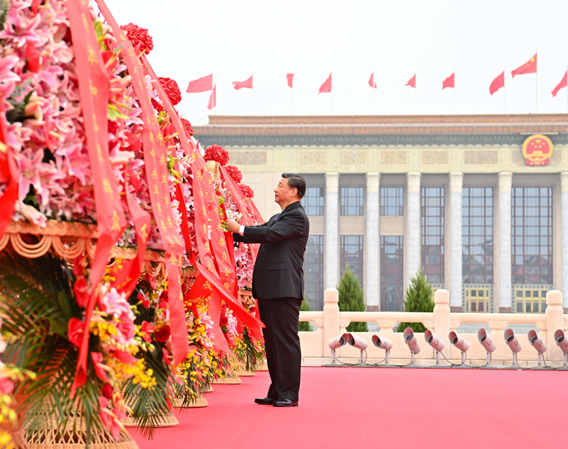 2021年9月30日，習(xí)近平出席烈士紀(jì)念日向人民英雄敬獻(xiàn)花籃儀式。