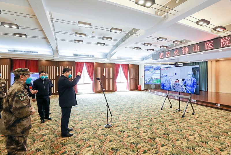 2020年3月10日，習(xí)近平專門(mén)赴湖北省武漢市考察新冠肺炎疫情防控工作。這是習(xí)近平在火神山醫(yī)院指揮中心視頻連線感染科病房，與病房?jī)?nèi)患者和醫(yī)務(wù)人員親切交流。