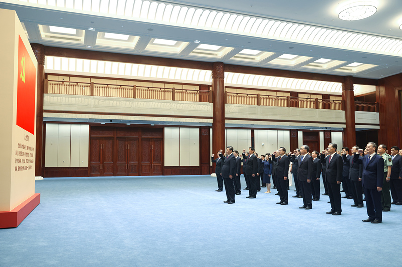 2021年6月18日，在中國(guó)共產(chǎn)黨歷史展覽館參觀“‘不忘初心、牢記使命’中國(guó)共產(chǎn)黨歷史展覽”結(jié)束后，習(xí)近平帶領(lǐng)黨員領(lǐng)導(dǎo)同志一起重溫入黨誓詞。