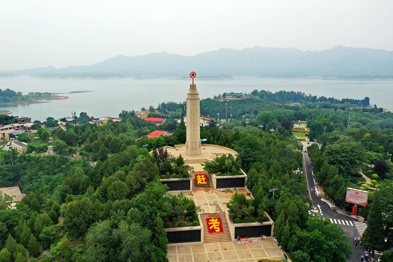這是2021年6月13日拍攝的河北省平山縣西柏坡紀(jì)念塔。