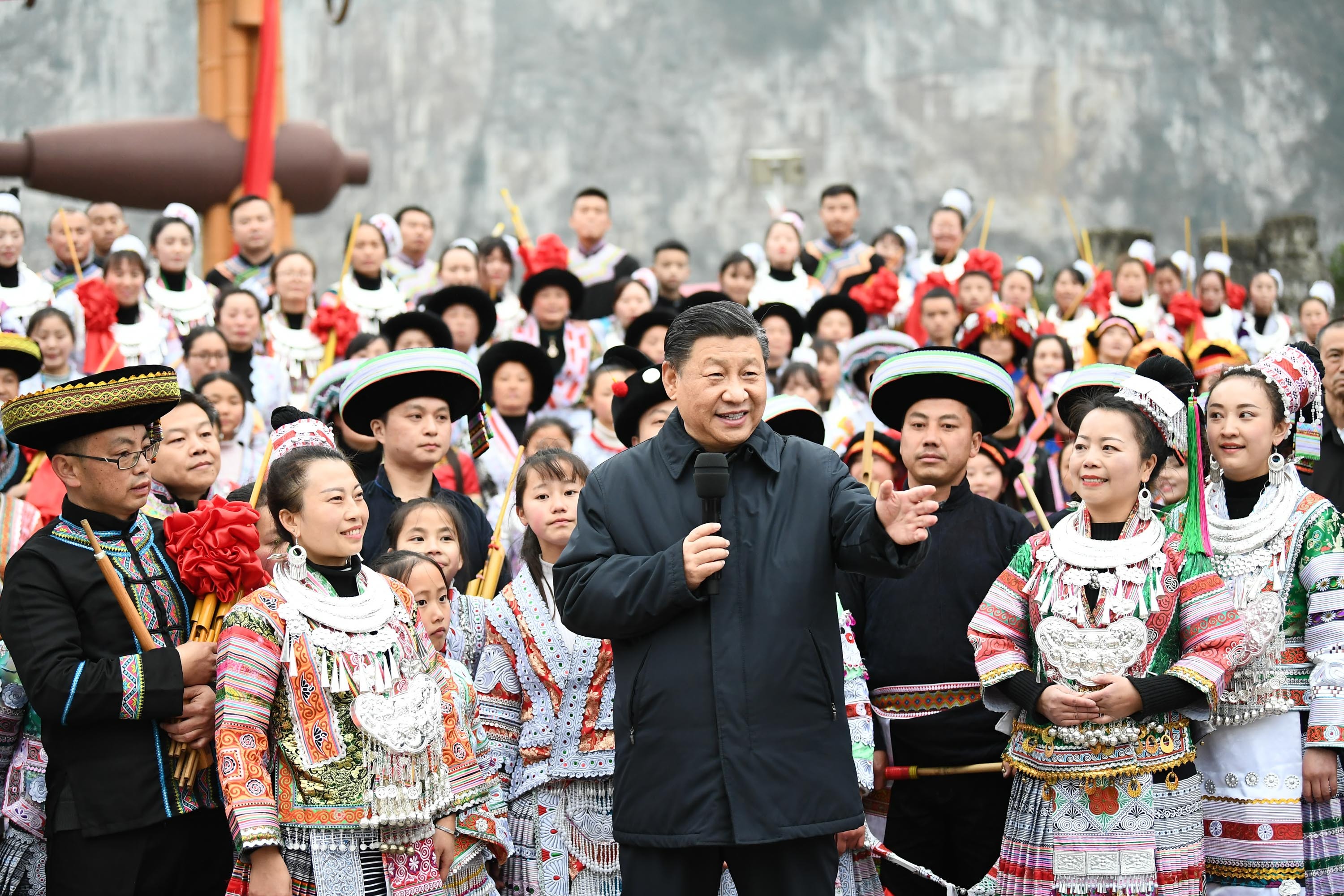 2021年2月3日，習(xí)近平總書記在畢節(jié)市黔西縣新仁苗族鄉(xiāng)化屋村文化廣場上，向全國各族人民、港澳臺(tái)同胞和海外僑胞拜年。