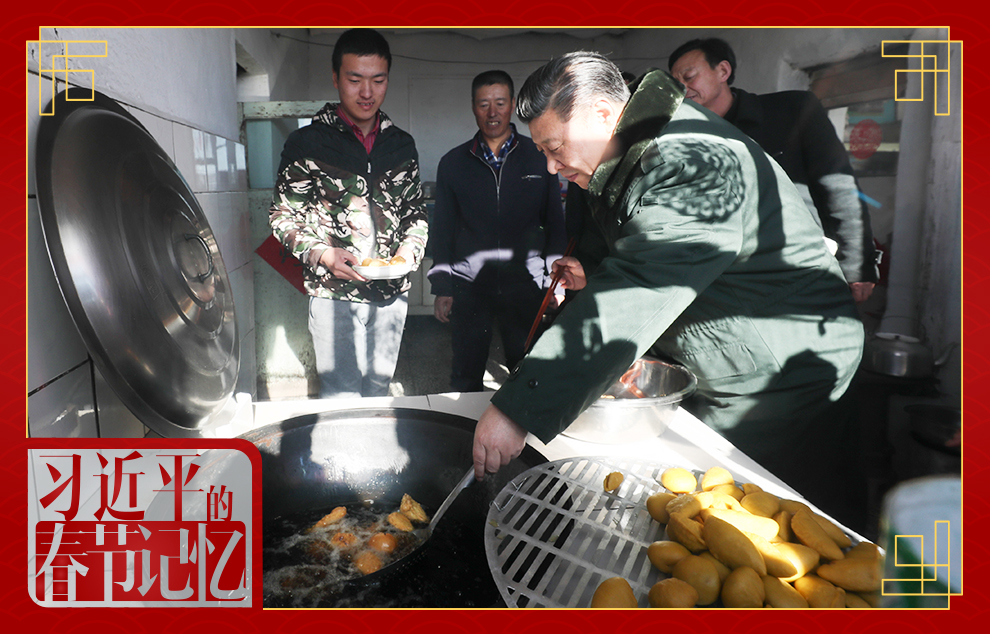 2017年1月24日，習近平總書記在河北省張家口市張北縣小二臺鎮(zhèn)德勝村村民徐學海家炸年糕。