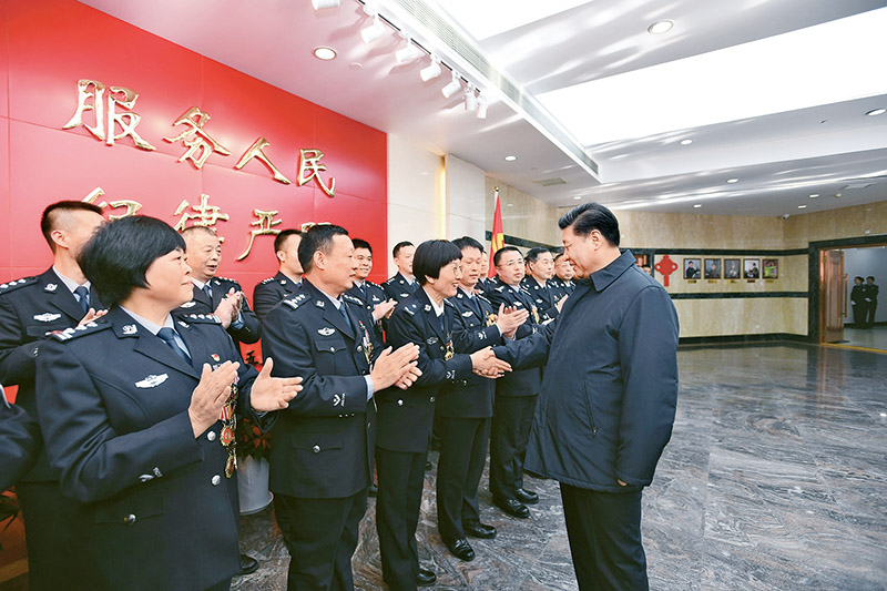2019年2月1日，習(xí)近平總書記在北京看望慰問基層干部群眾，考察北京冬奧會(huì)、冬殘奧會(huì)籌辦工作。這是1日上午，習(xí)近平在北京市公安局，同公安英模和干警代表一一握手，向全國廣大公安干警致以新春祝福。