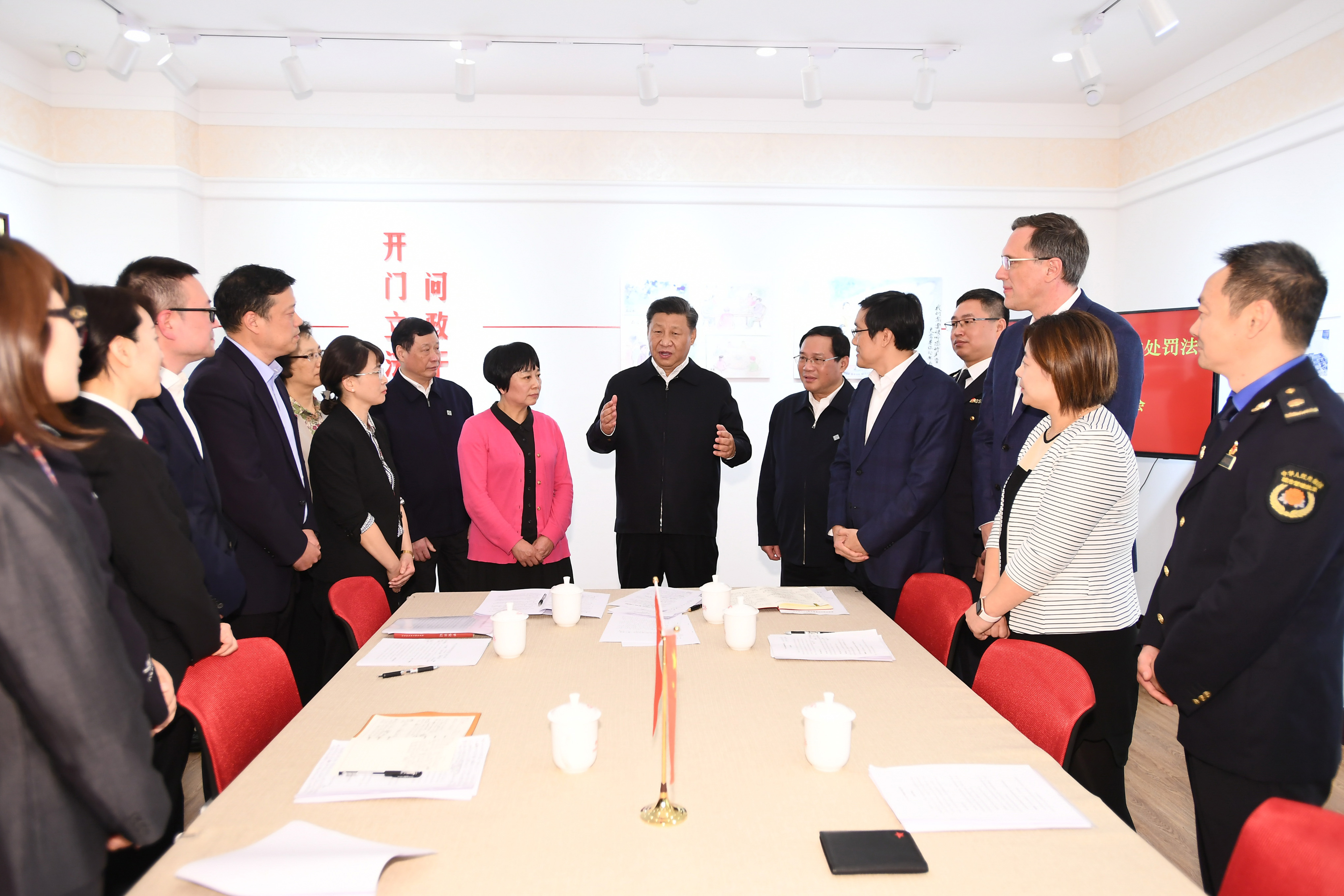 2019年11月2日，習(xí)近平總書記在上海長寧區(qū)虹橋街道古北市民中心，同正在參加立法意見征詢的社區(qū)居民代表親切交流。