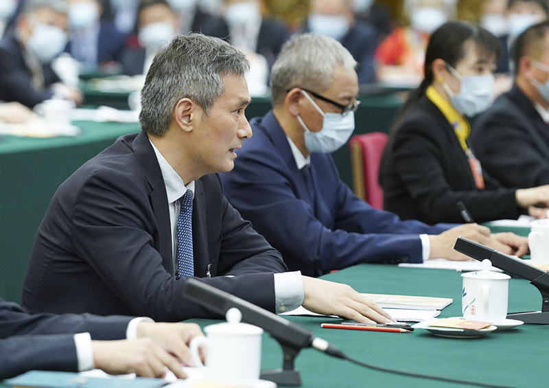 2020年5月24日，全國人大代表羅杰（左一）參加湖北代表團的審議并發(fā)言。