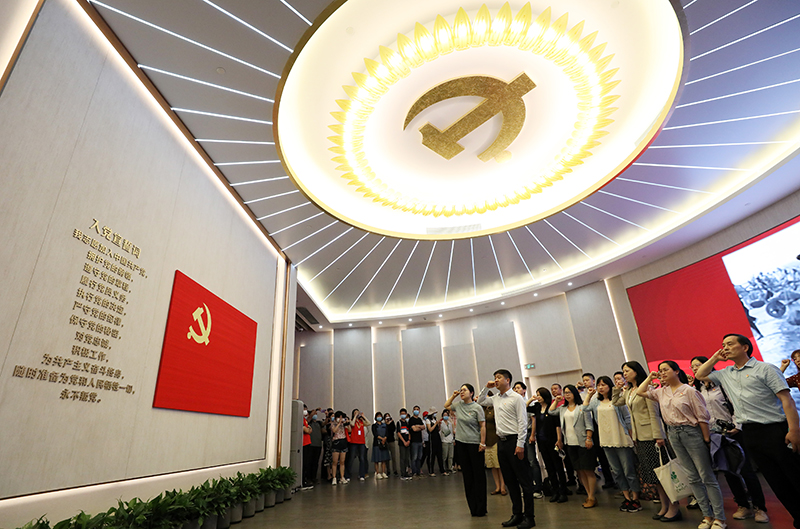 2021年6月3日，黨員在上海中共一大紀(jì)念館重溫入黨誓詞。
