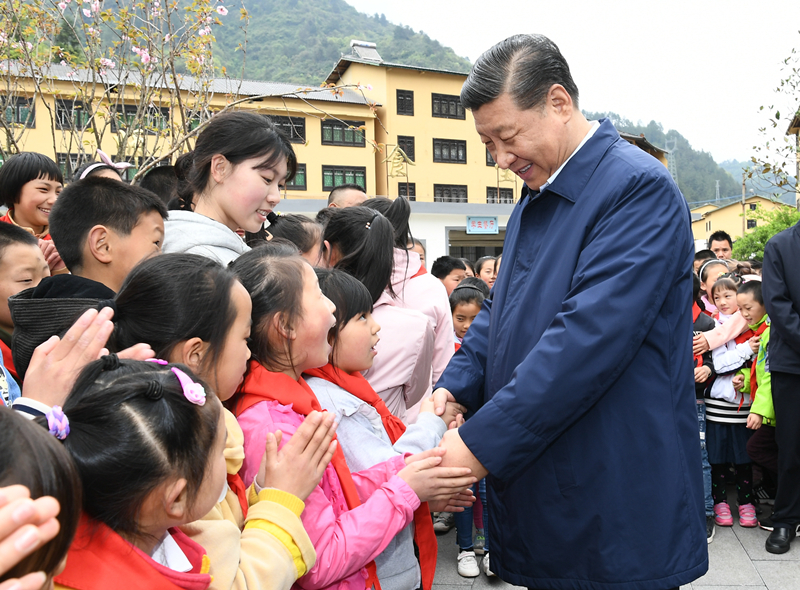2019年4月15日，習(xí)近平在重慶市石柱土家族自治縣中益鄉(xiāng)小學(xué)同學(xué)生們親切交談，詢問他們學(xué)習(xí)和生活情況。