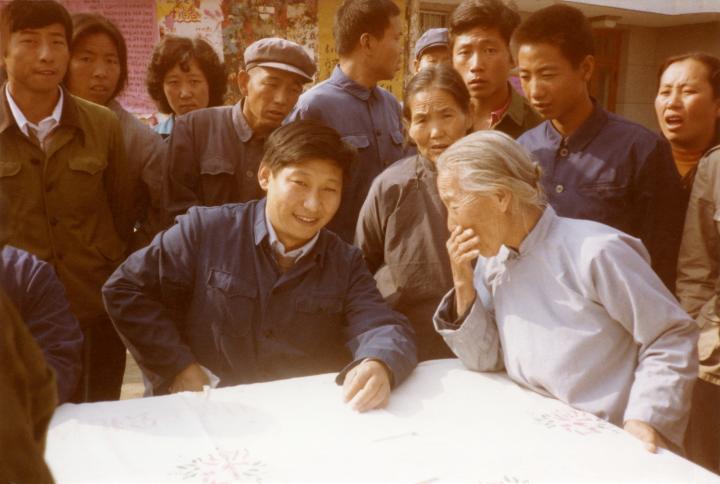 這是1983年，時任河北正定縣委書記的習近平（前排居中），臨時在大街上擺桌子聽取老百姓意見。
