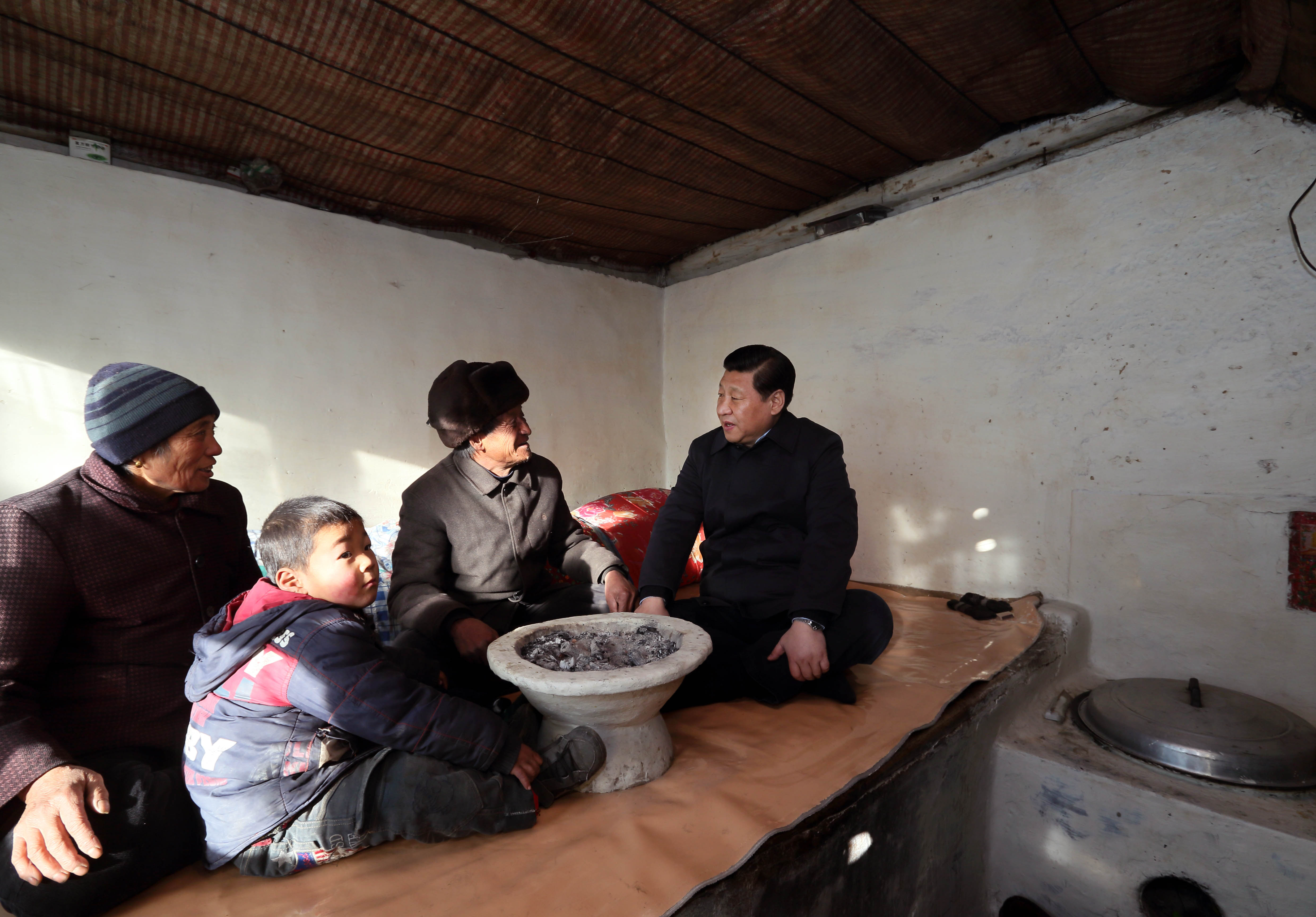 2012年12月30日，習近平在河北省阜平縣龍泉關鎮(zhèn)駱駝灣村看望慰問困難群眾。