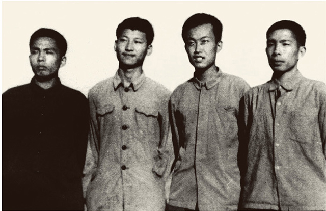 這是1973年上山下鄉(xiāng)時期，習近平（左二）在陜西延川縣。