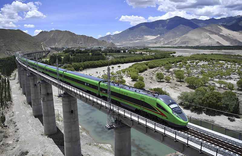 2022年6月22日，復(fù)興號列車行駛在西藏山南境內(nèi)。