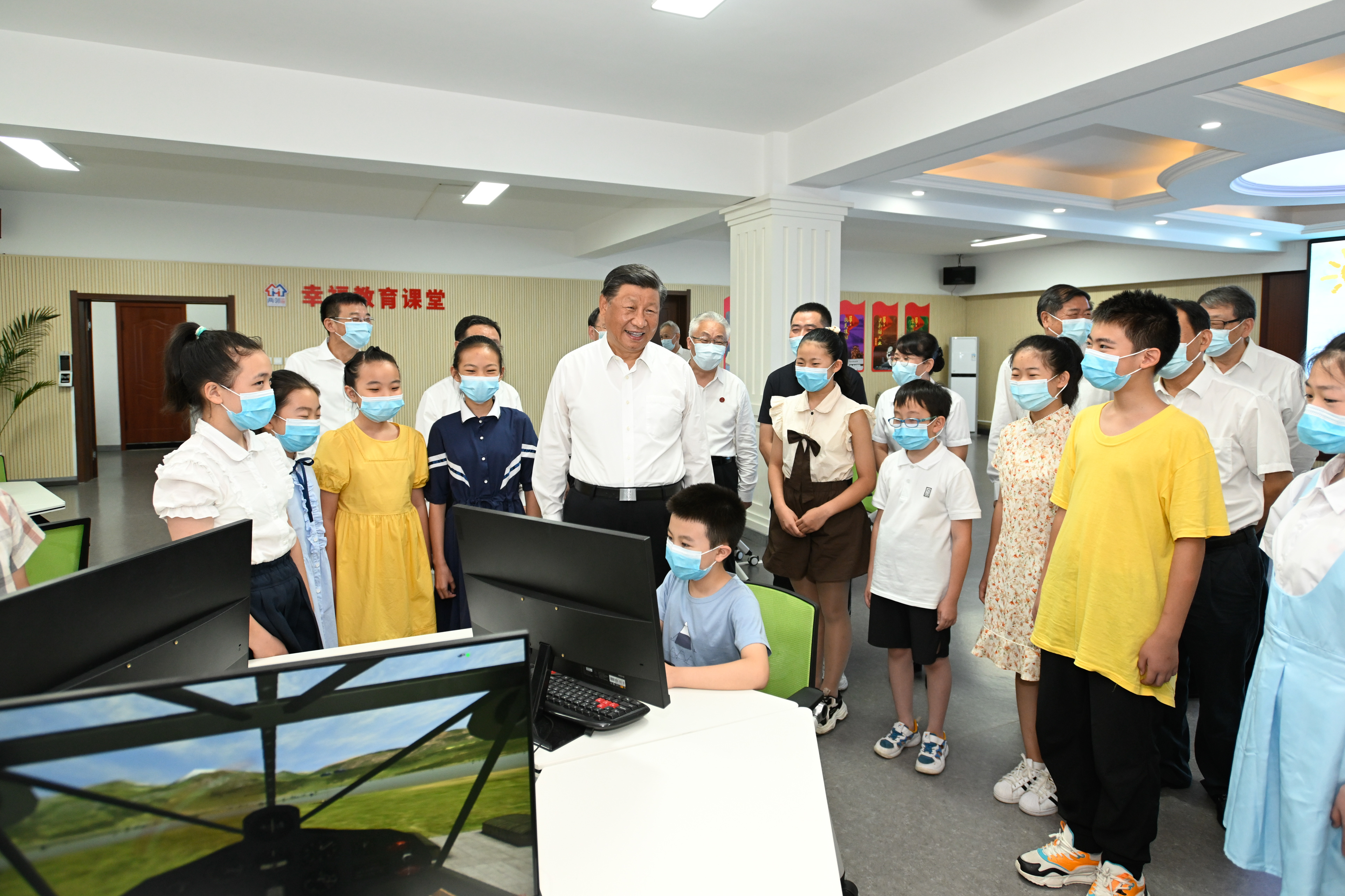 2022年8月17日，習近平總書記在遼寧省沈陽市皇姑區(qū)三臺子街道牡丹社區(qū)群眾活動中心，同幸福教育課堂的孩子們親切交流。
